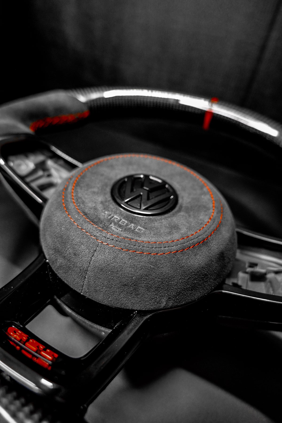 Volant carbone compatible VW Golf 7 / 7.5 GTI – Alcantara Rouge