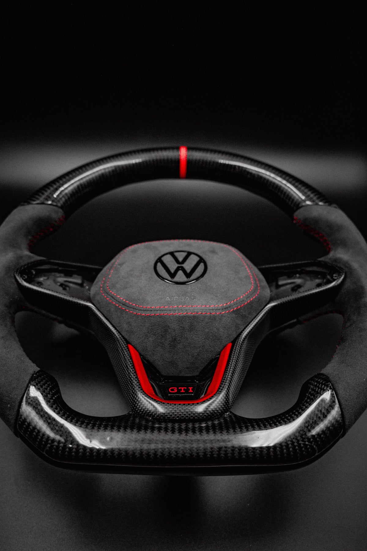 Volant carbone compatible VW Golf 8 / 8.5 GTI –  Alcantara Rouge
