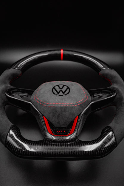 Volant carbone compatible VW Golf 8 / 8.5 GTI –  Alcantara Rouge