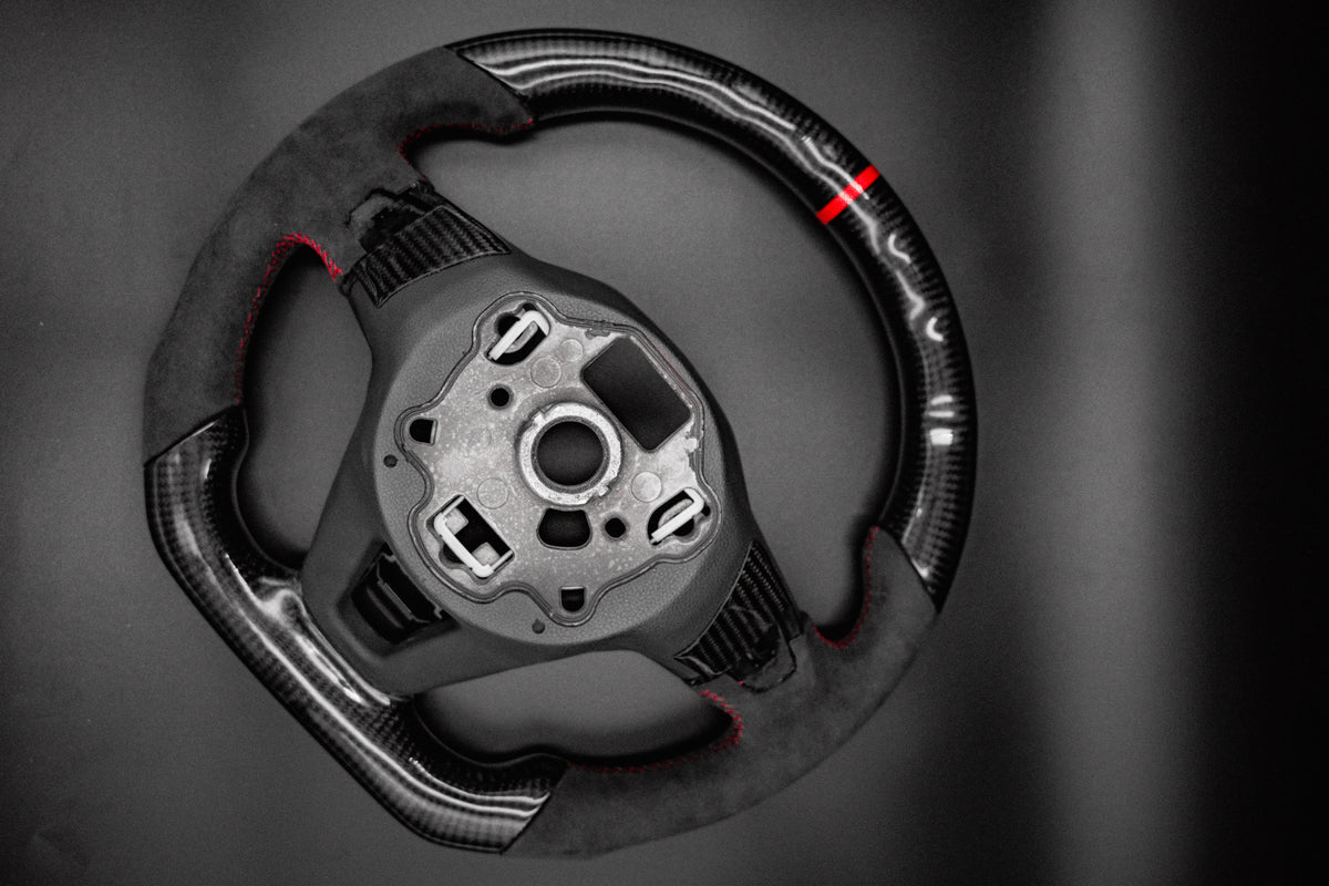 Volant carbone compatible VW Golf 8 / 8.5 GTI –  Alcantara Rouge