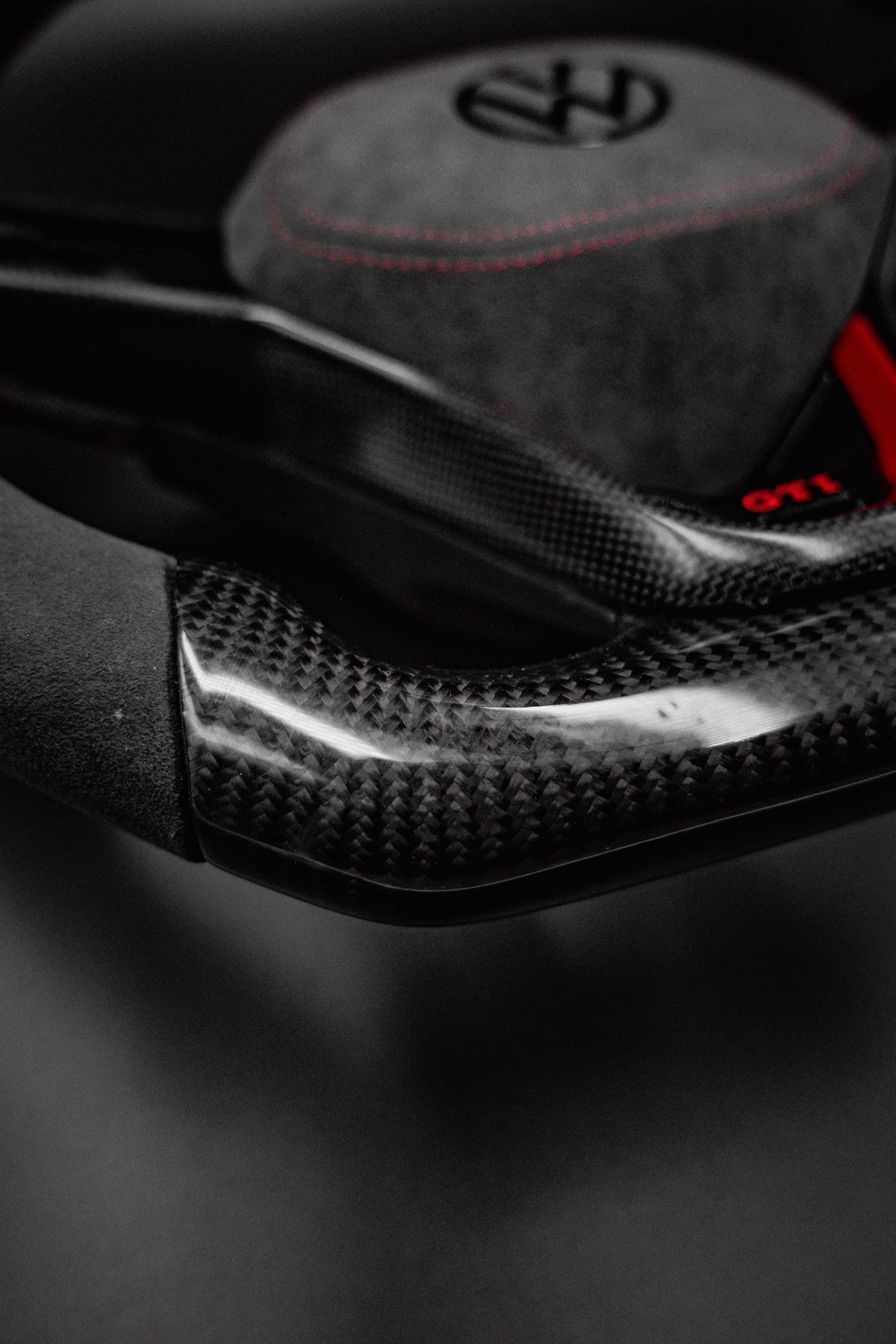 Volant carbone compatible VW Golf 8 / 8.5 GTI –  Alcantara Rouge