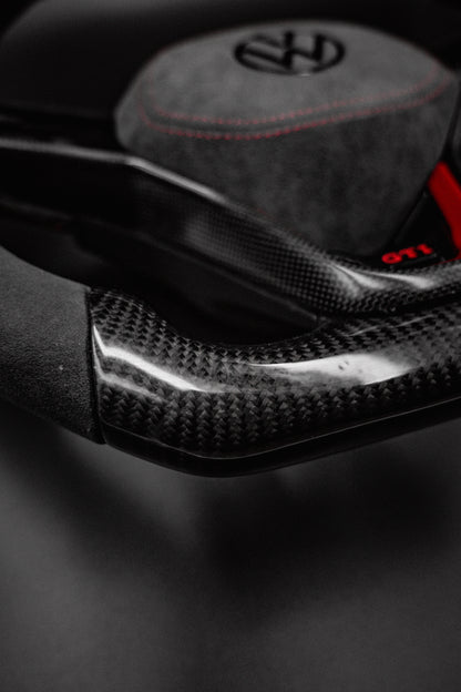 Volant carbone compatible VW Golf 8 / 8.5 GTI –  Alcantara Rouge