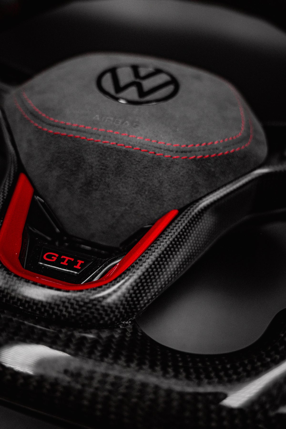 Volant carbone compatible VW Golf 8 / 8.5 GTI –  Alcantara Rouge