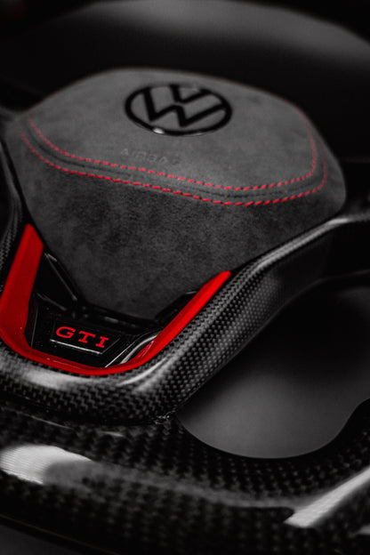 Volant carbone compatible VW Golf 8 / 8.5 GTI –  Alcantara Rouge