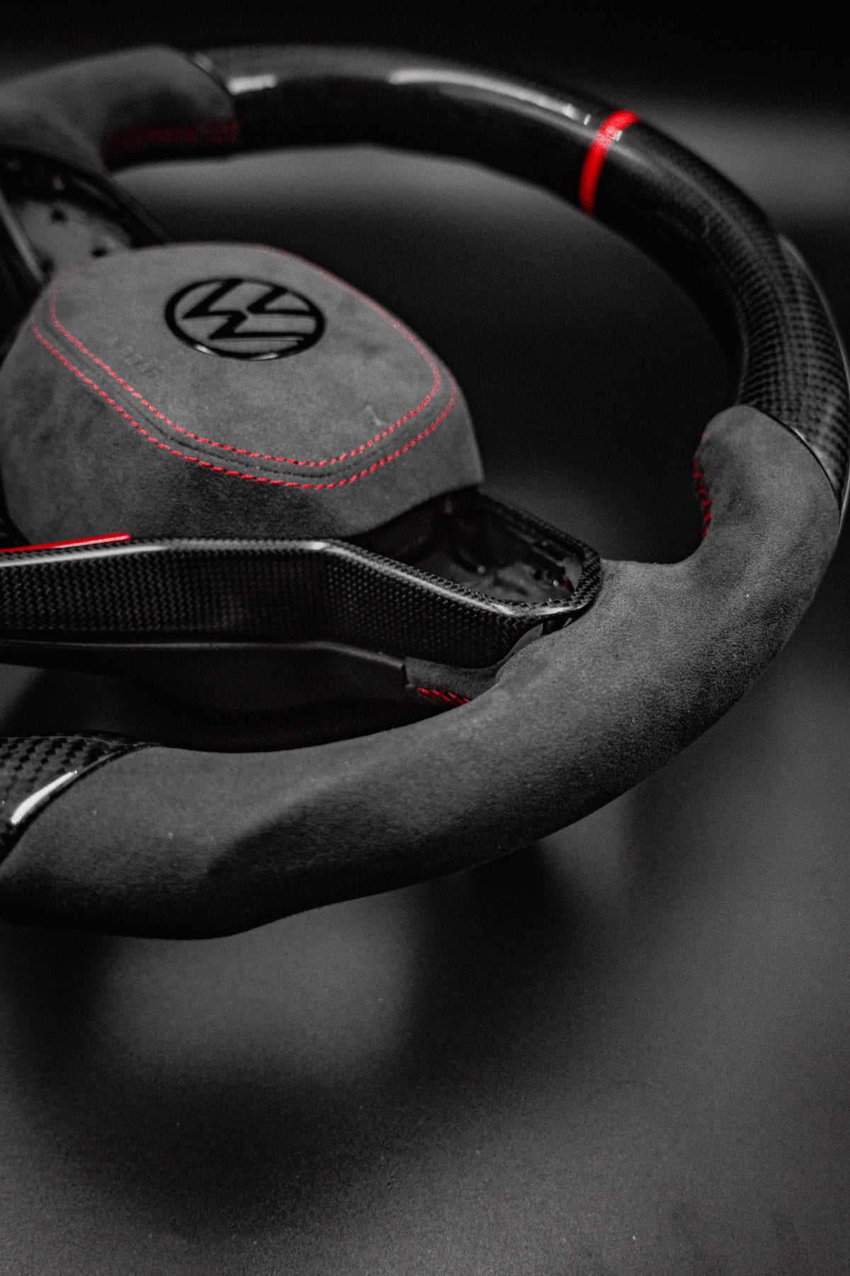 Volant carbone compatible VW Golf 8 / 8.5 GTI –  Alcantara Rouge