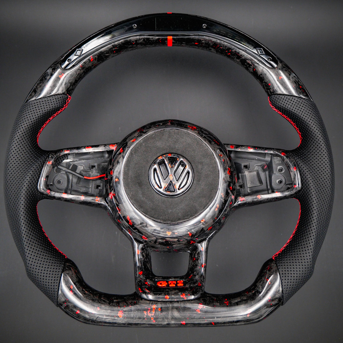Volant LED carbone forgé rouge compatible VW Golf 7 / 7.5 GTI
