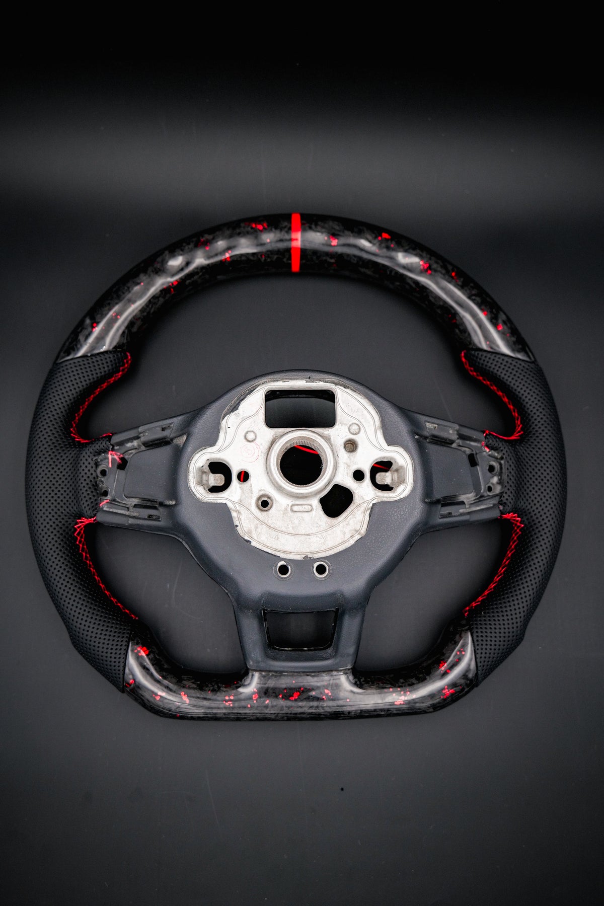 Volant LED carbone forgé rouge compatible VW Golf 7 / 7.5 GTI
