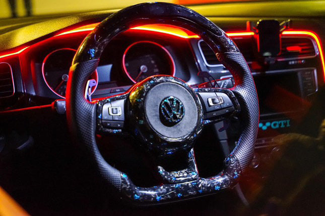 Volant LED carbone forgé bleu compatible VW Golf 7 / 7.5 R / R-Line